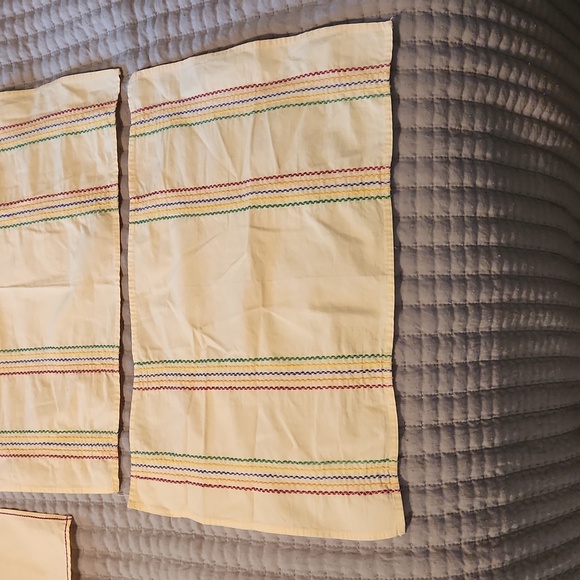 Yellow cotton vintage place mats and one napkin. - Picture 4 of 10